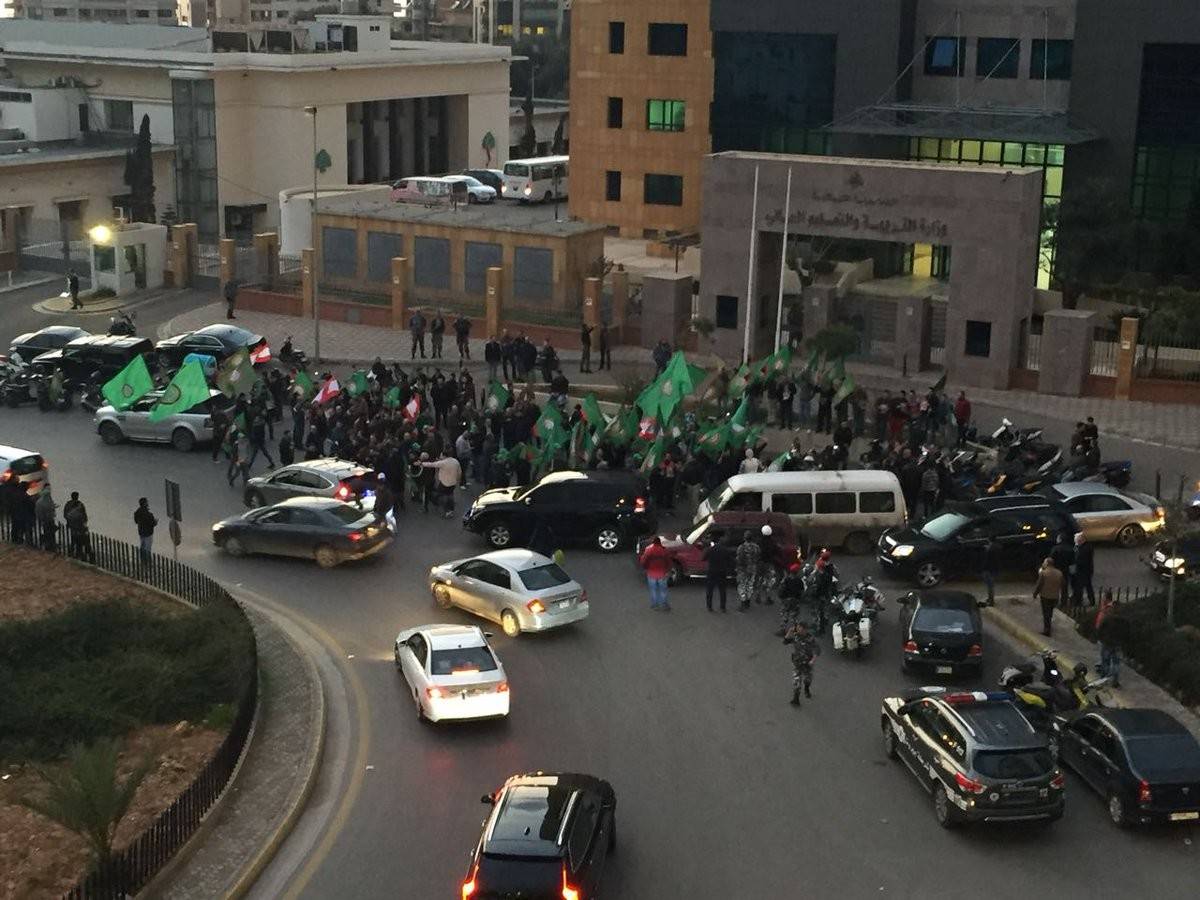 ما صحة  رفع علم حركة "أمل" أمام وزارة التربية؟