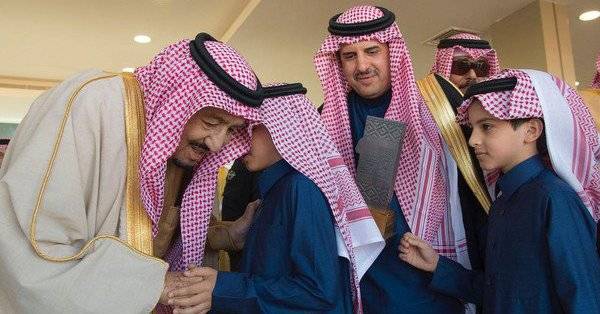 بالصور - قصة طفل همس للملك سلمان