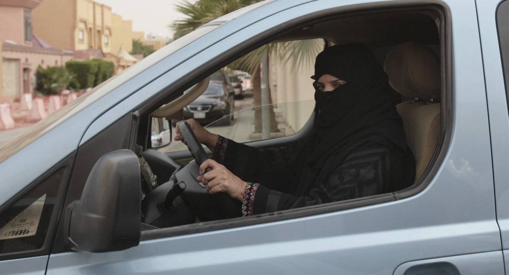 دولة عربية تسمح للمرأة بقيادة سيارة الأجرة