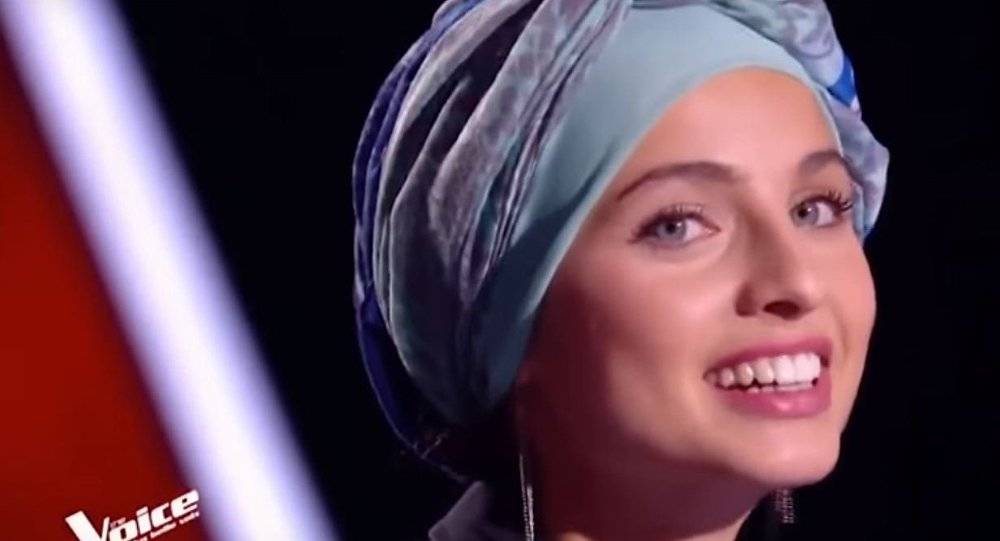 فتاة سورية محجبة تخطف الأضواء في برنامج "ذا فويس" بنسخته الفرنسية (فيديو)