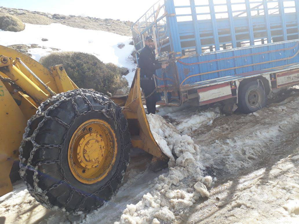 اعادة فتح طريق فنيدق القموعة القبيات بعد جرف الثلوج