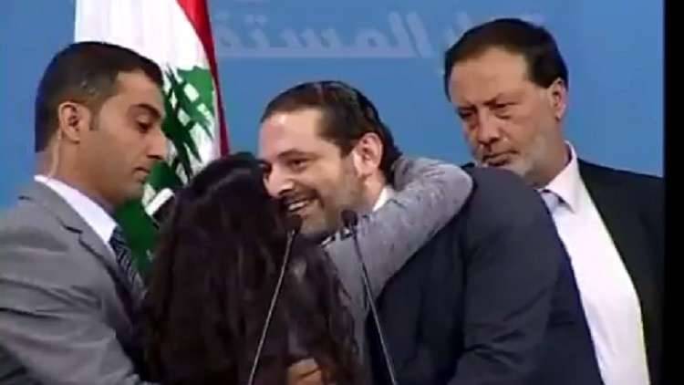 ماذا قال الحريري لرجال الامن بعدما باغتته فتاة على المنصة؟ (فيديو)