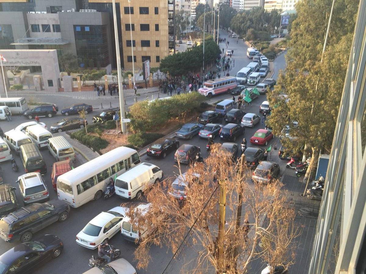 بالصور - قطع الطريق على تقاطع الأونيسكو.. ماذا يحصل؟