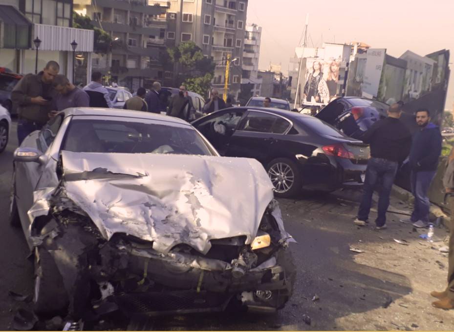 بالصور.. جريحان بتصادم بين 3 سيارات على طريق عام انطلياس