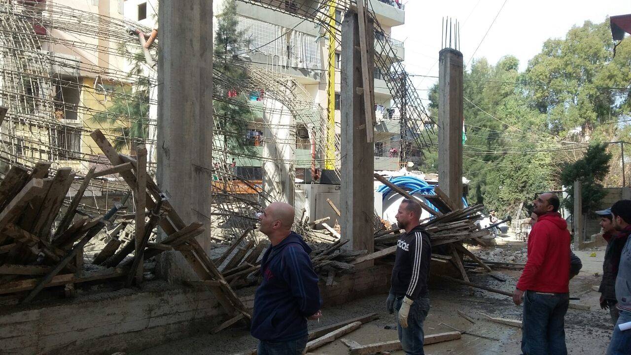 بالصور.. انهيار سقف مبنى قيد الانشاء في منطقة جبل البداوي
