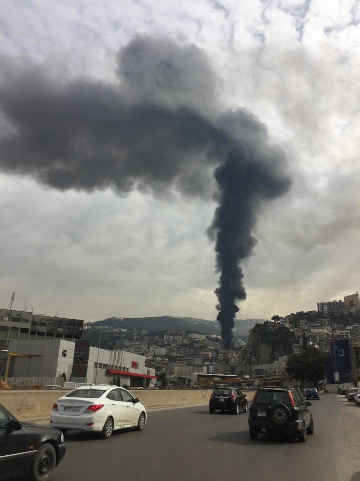 بالفيديو.. حريق هائل في معمل البلاستيك على طريق رومية
