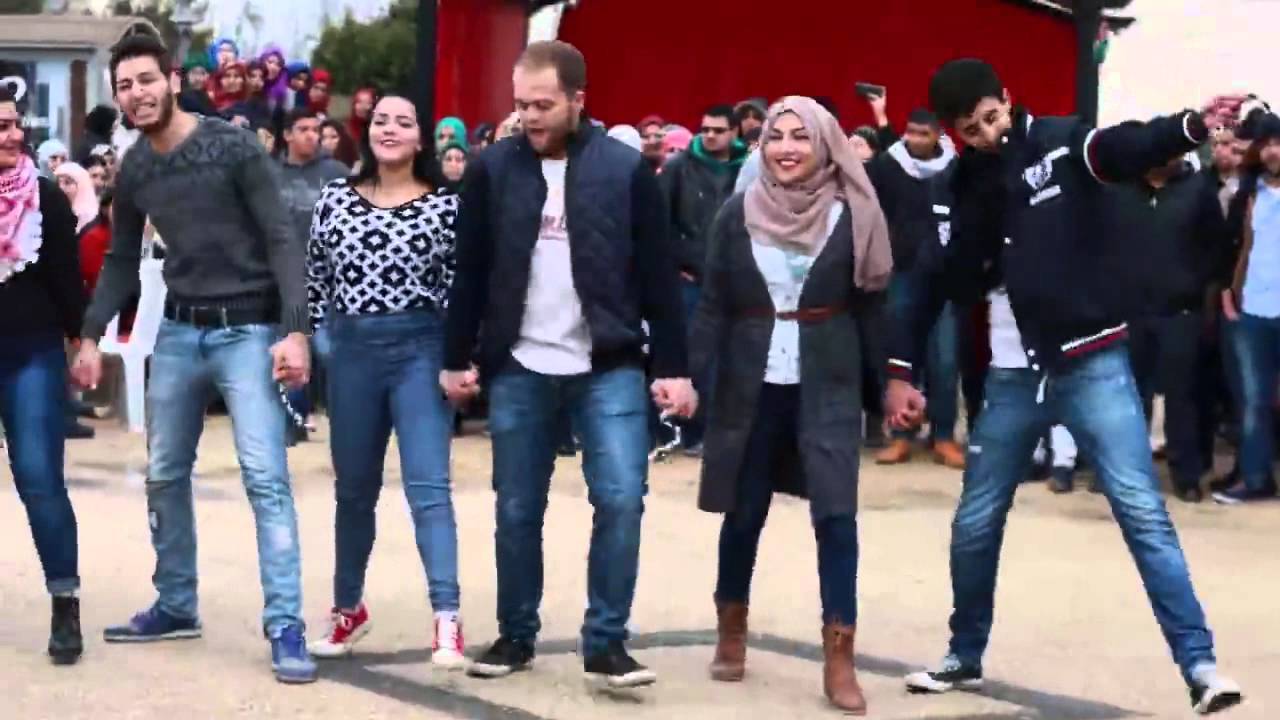 بالفيديو: اقتحمت الشرطة عرساً لبنانياً في اوستراليا فعلقت في حلقة الدبكة!