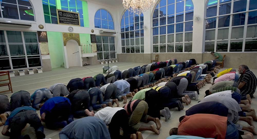 بعد المطالبات بعدم إغلاق المحال التجارية وقت الصلاة.. ما هو ردّ السعودية؟