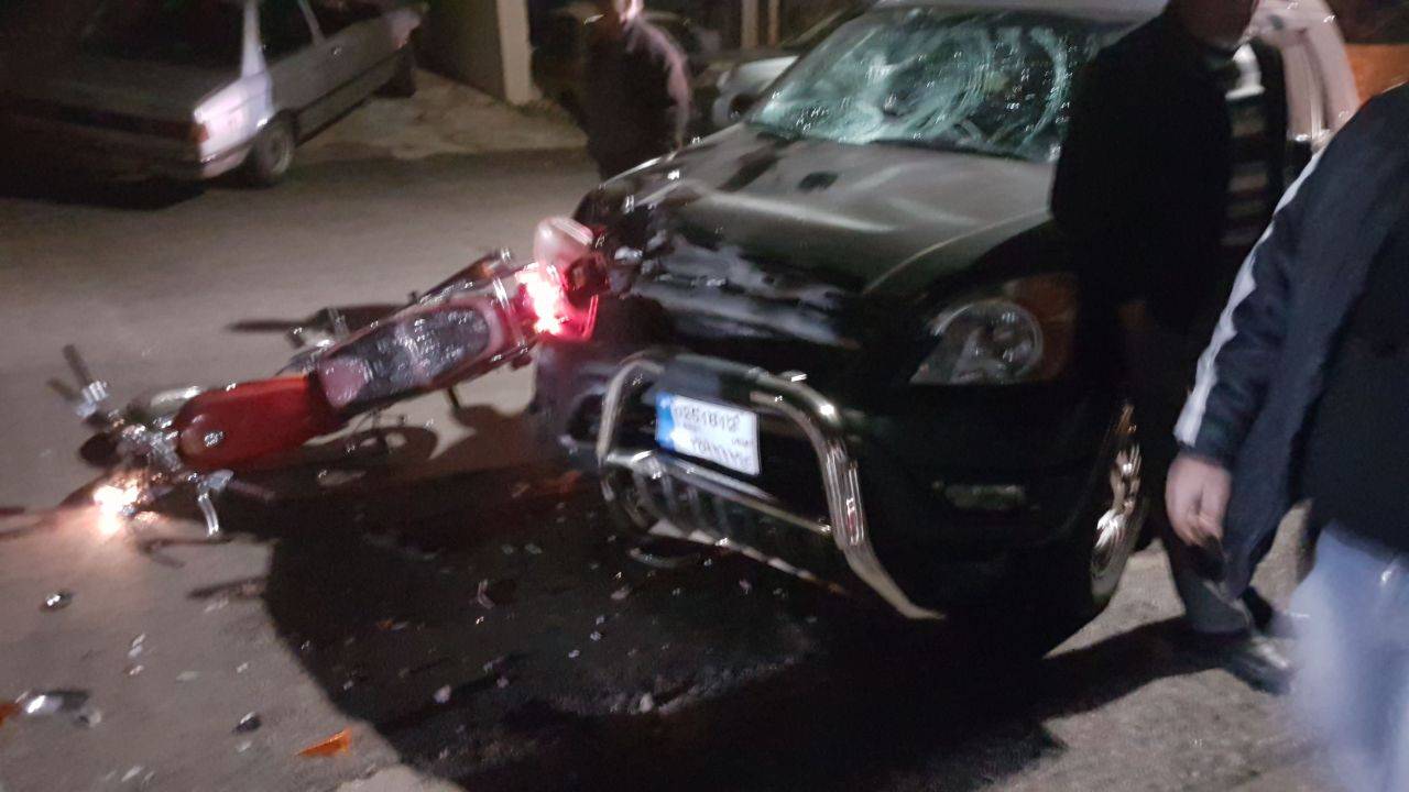 بالصورة..اصابة شخصين في حادث صدم بين جيب ودراجة نارية على طريق بترومين