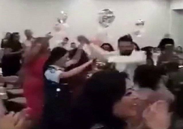 بالفيديو... شرطيان أستراليان يرقصان على أغنية "التنورة" لفارس كرم