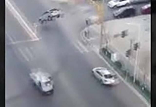 بالفيديو: سيارات ترتفع في الهواء دون سبب في دولة عربية!