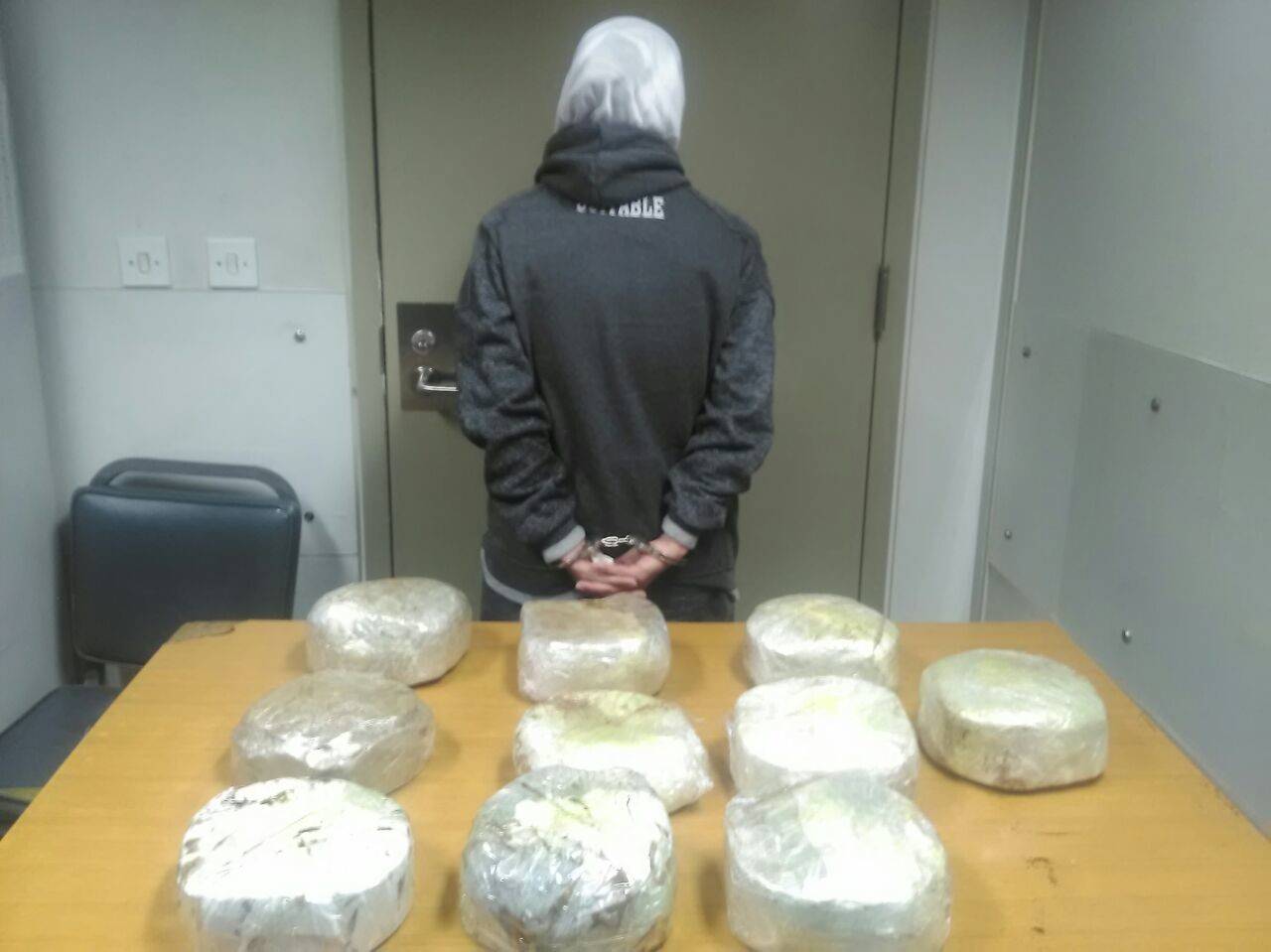 بالصور.. حاولت تهريب 17 كلغ "حشيش" في علب الحلوى
