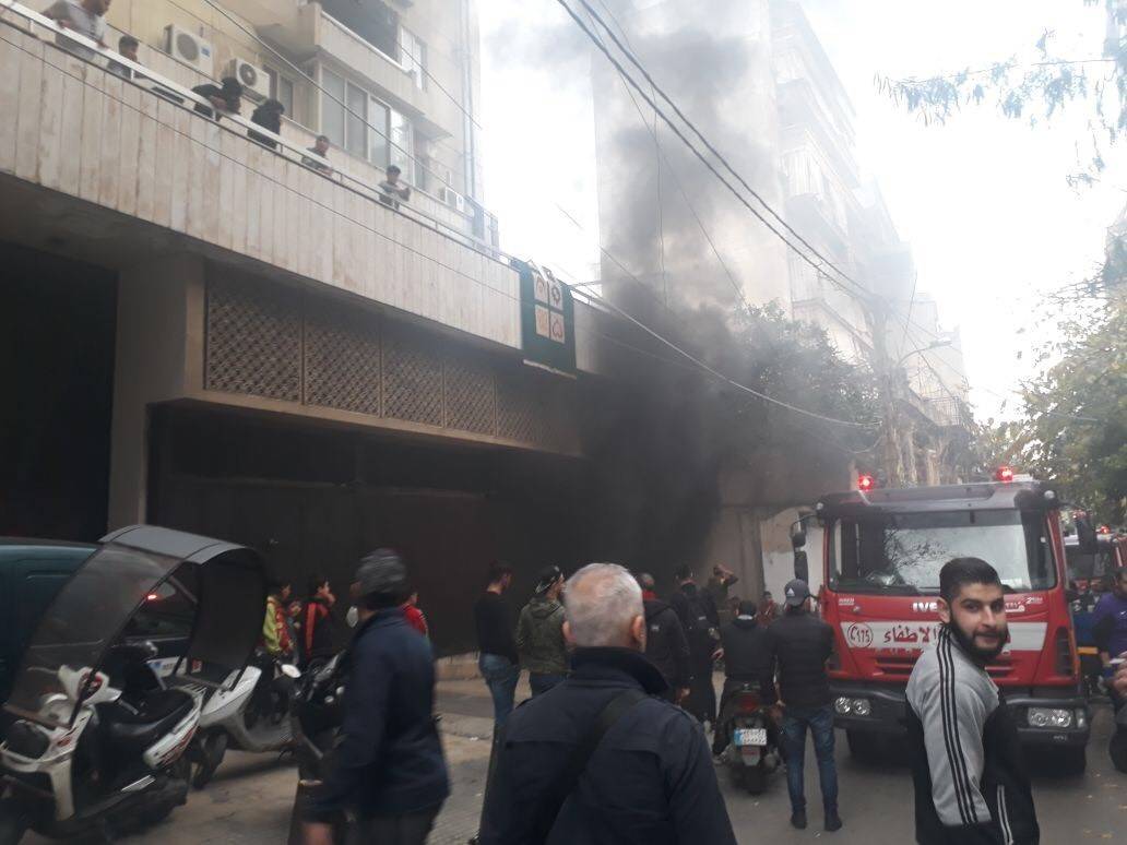 بالصور.. حريق كبير في برج ابي حيدر واخلاء المبنى من السكان