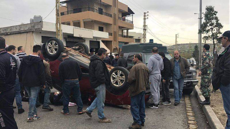 بالصورة..جرحى بانقلاب سيارة على اوتوستراد دير الزهراني حبوش