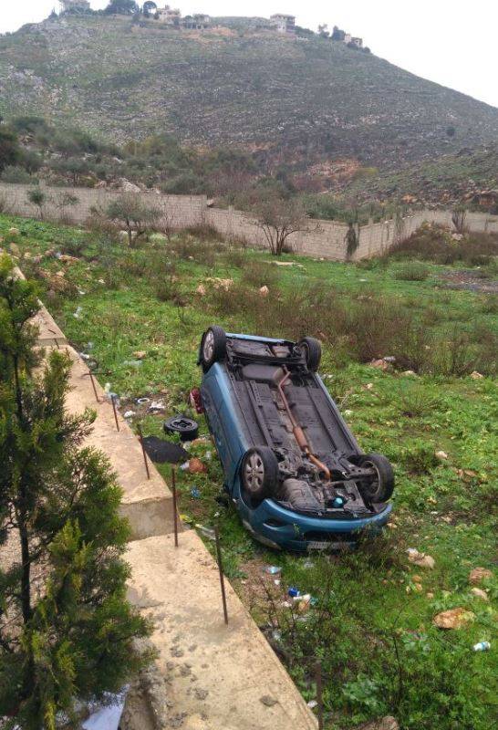 بالصورة..إصابة شخصين بانقلاب سيارتهما على طريق النميرية زفتا