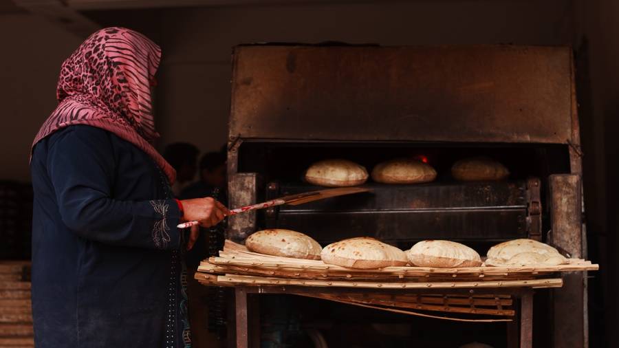 أهالي الفوعة وكفريا يستبدلون القمح بهذه المواد لتأمين الخبز
