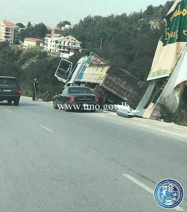 بالصورة.. انزلاق شاحنة على اوتوستراد المتن السريع