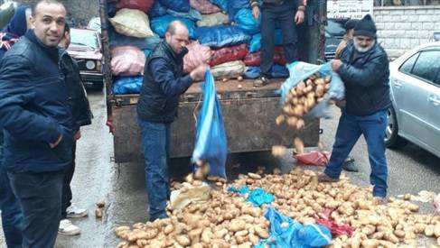بالصّور: فرشوا الطّريق بالبطاطا...