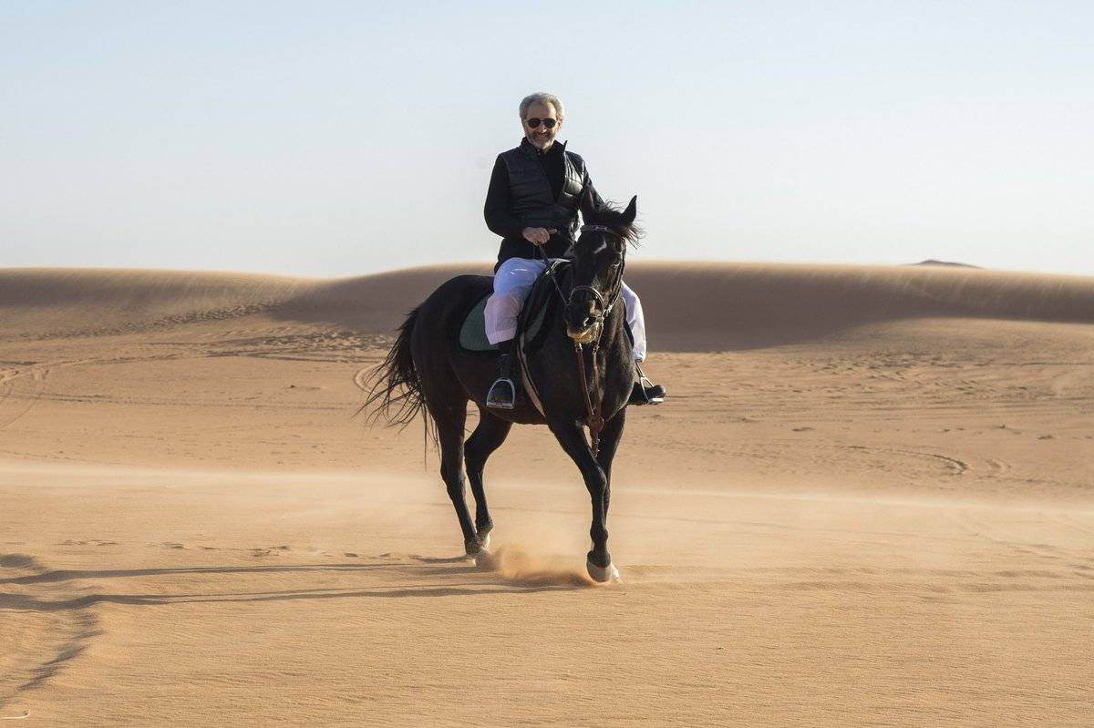 شاهد الوليد بن طلال يلعب مع حفيداته