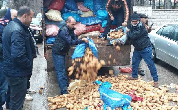 مُزارعو البطاطا رموا إنتاجهم على الطريق وهدّدوا بالإعتصام أمام السراي