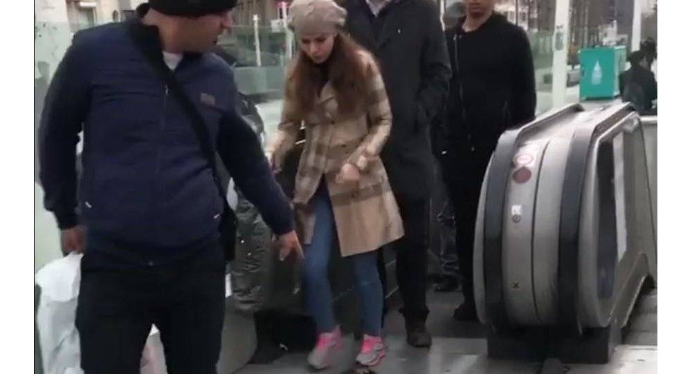 قط يقطع الطريق على المارة في إسطنبول (فيديو)