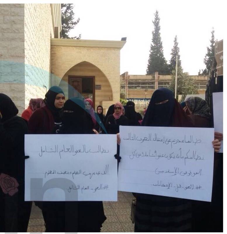 أهالي الموقوفين الاسلاميين قطعوا الطريق في طرابلس وطالبوا بالعفو