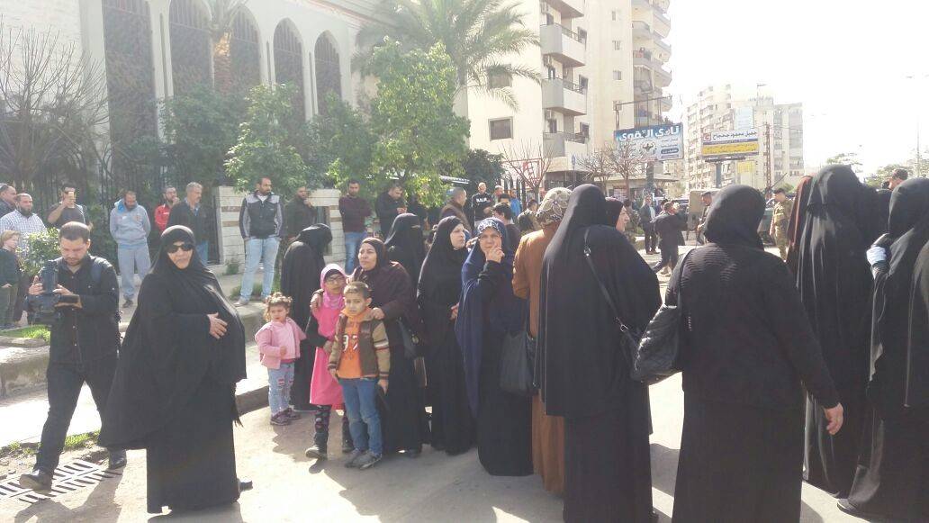 أهالي الموقوفين الاسلاميين قطعو الطريق باتجاه عكار