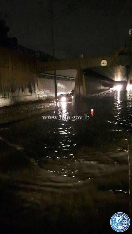 بالصورة.. المياه تقطع الطريق بين الطيونة وشاتيلا