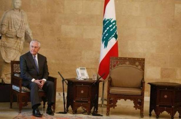 بالفيديو..تيلرسون في القصرِ وحيداً متأملا جدرانه!
