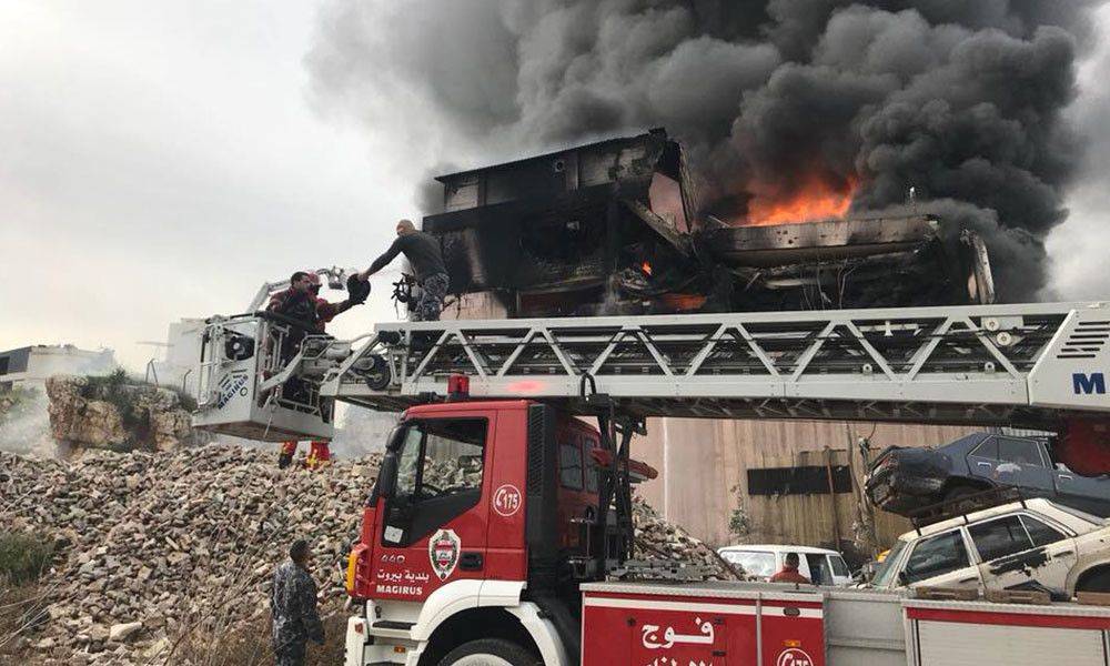 حريق معمل الزيت في ‎المنصورية مستمر وٳنهيار جزء منه