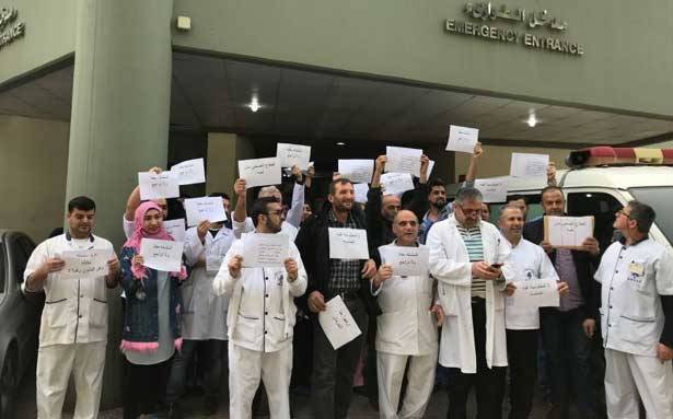 المياومون أُخرجوا من «الكهرباء» و«أوجيرو» اعتصمت لليوم الثاني
نقابة عاملي المستشفيات الحكوميّة ومُوظفي التعاونيّة
أعلنت الإضراب المفتوح احتجاجاً على عدم الإنصاف