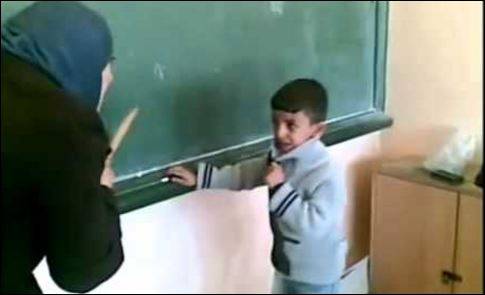 بالفيديو..عاملة تضرِب تلميذاً في مدرسة كفرون الرسمية