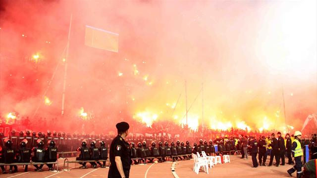 إصابة 11 من رجال الشرطة المصرية في اشتبكات مع التراس نادي الاهلي 
