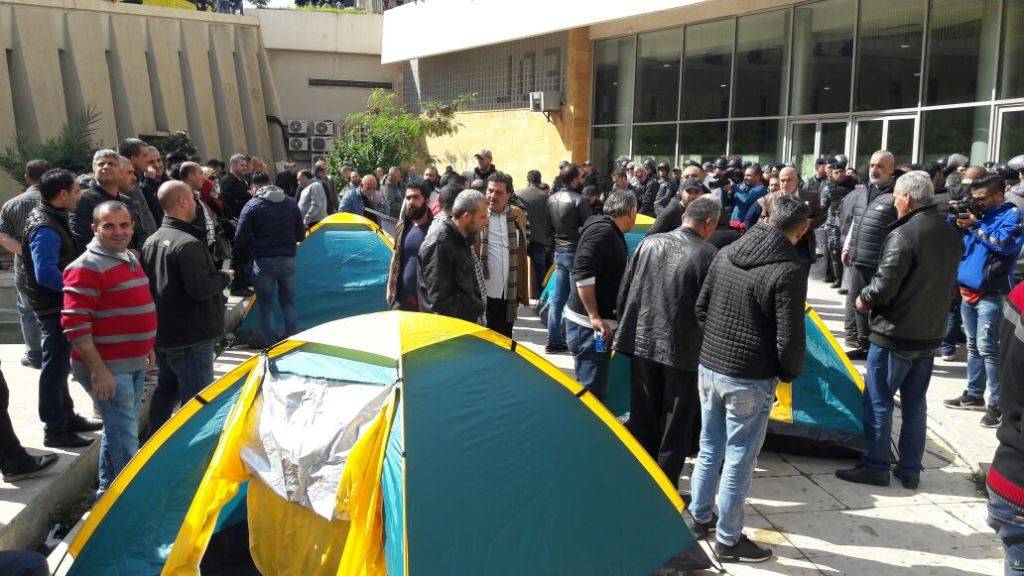 بالصورة..المياومون نصبوا الخيم امام مؤسسة كهرباء لبنان