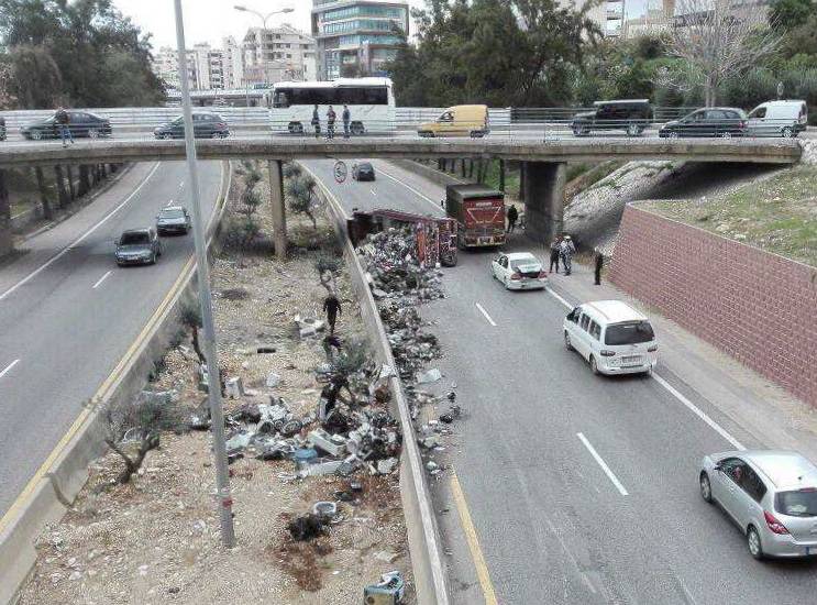 بالصورة..انقلاب شاحنة على اوتوستراد جبيل عمشيت