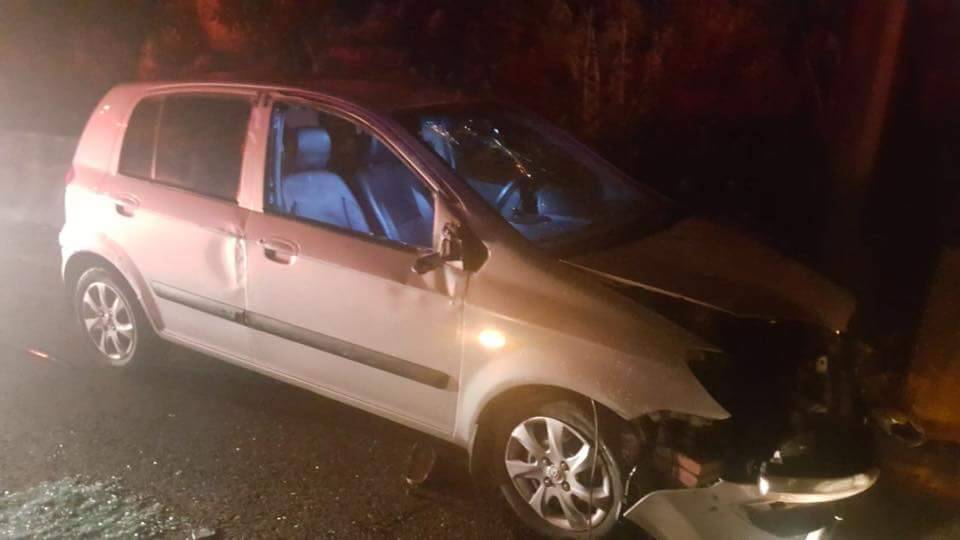 بالصورة..جريح بإصطدام سيارته بفاصل الطريق الإسمنتي في زوق مصبح