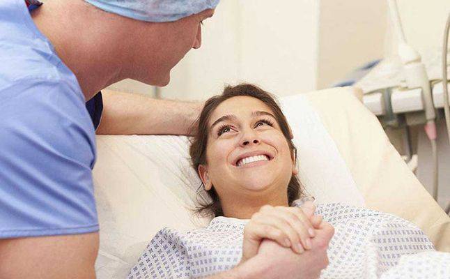 لهذا السبب عليك مضغ العلكة 3 مرات في اليوم بعد الولادة القيصرية!