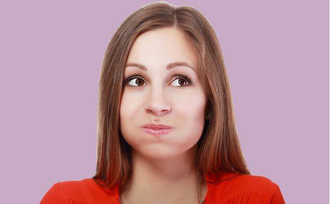 تفاجئك الحازوقة وتسبب لك الإحراج دائمًا؟ اليك الحيلة الأسهل والأسرع لإيقافها!