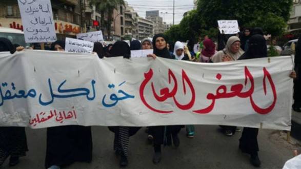 أهالي الموقوفين الاسلاميين قطعوا الطريق في طرابلس