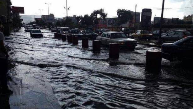 بالفيديو: السيول تجرف سيارة نحو البحر في لبنان