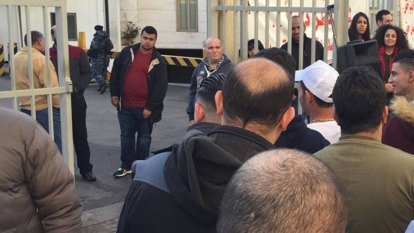 موظفو المستشفيات الحكومية اقفلوا باب وزارة الصحة في بئر حسن