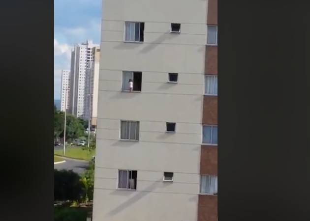 فيديو يحبس الأنفاس.. اعجوبة انقذت طفل من السقوط من نافذة من الطايق ال3