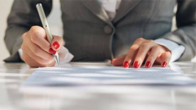 أرباب العمل يعيشون في «العصور الوسطى» عندما يتعلق الأمر بتوظيف النساء