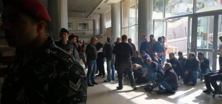 عراك بين المياومين و القوى الامنية امام صالة الزبائن في مؤسسة كهرباء لبنان