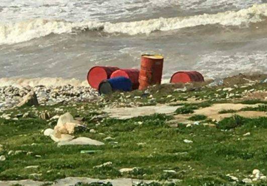 "براميل" على شاطئ العبدة.. ماذا فيها؟