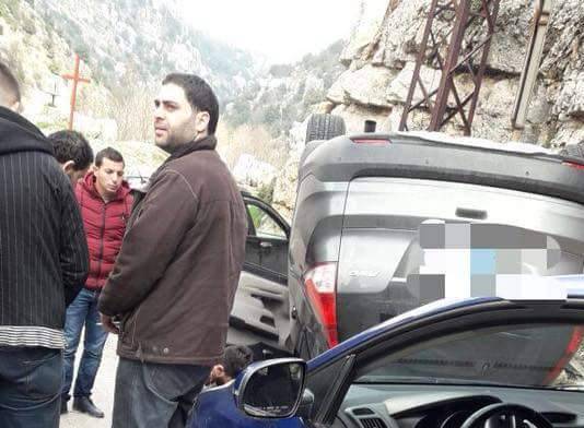 بالصورة..جريح بتدهور سيارة على طريق عام كفرذبيان