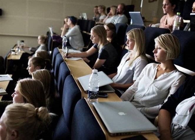 هذه الدولة تمنح طلاب الجامعات ألف دولار شهرياً للتعلّم!