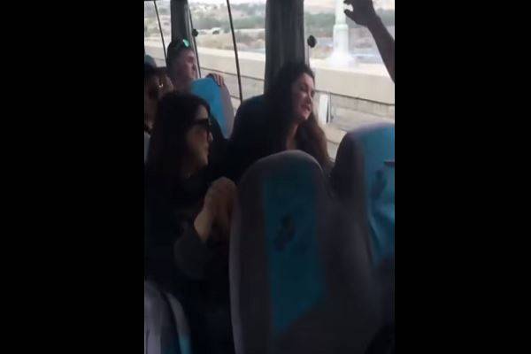 بالفيديو: 4 نجمات عربيات يرقصن في الحافلة..ويثرن الجدل!