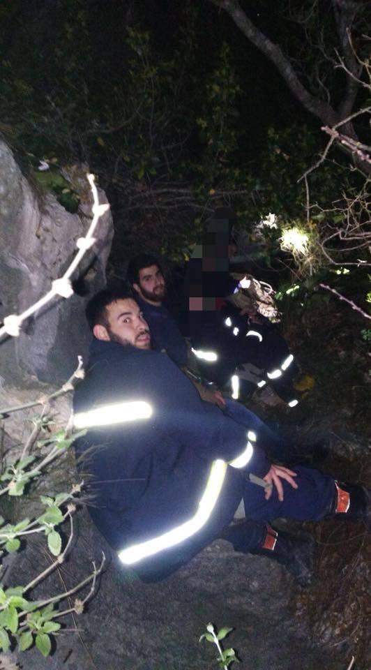 بالصور..انقاذ شابين من وادٍ في غدراس.
