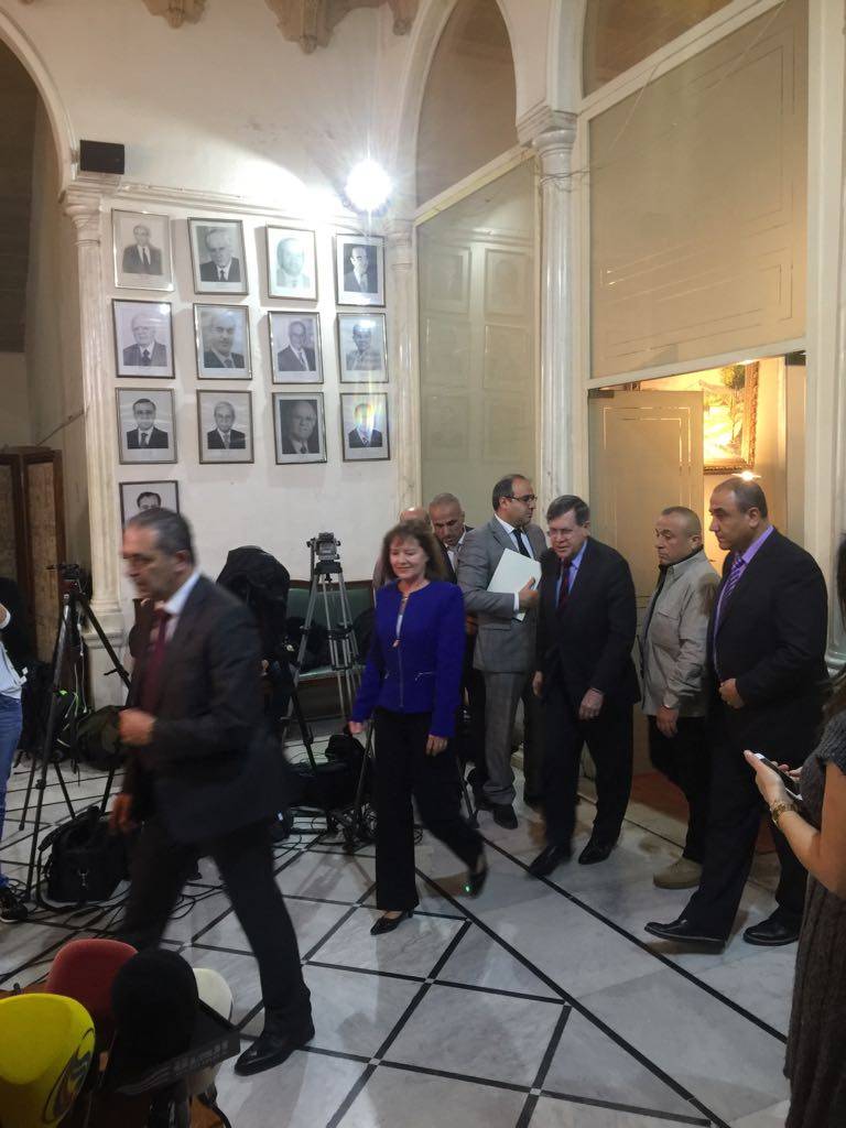 فيديو-  وزير الخارجية والمغتربين جبران باسيل يجتمع الآن بالسفير ديفيد ساترفيلد في حضور السفيرة الأميركية في لبنان إليزابيت ريتشارد